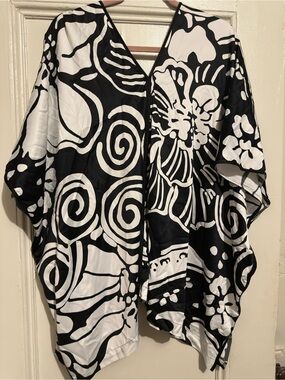 Natori Black & White Floral Swirl Kimono Top and pants. Size L. Top 38”L x 25” W